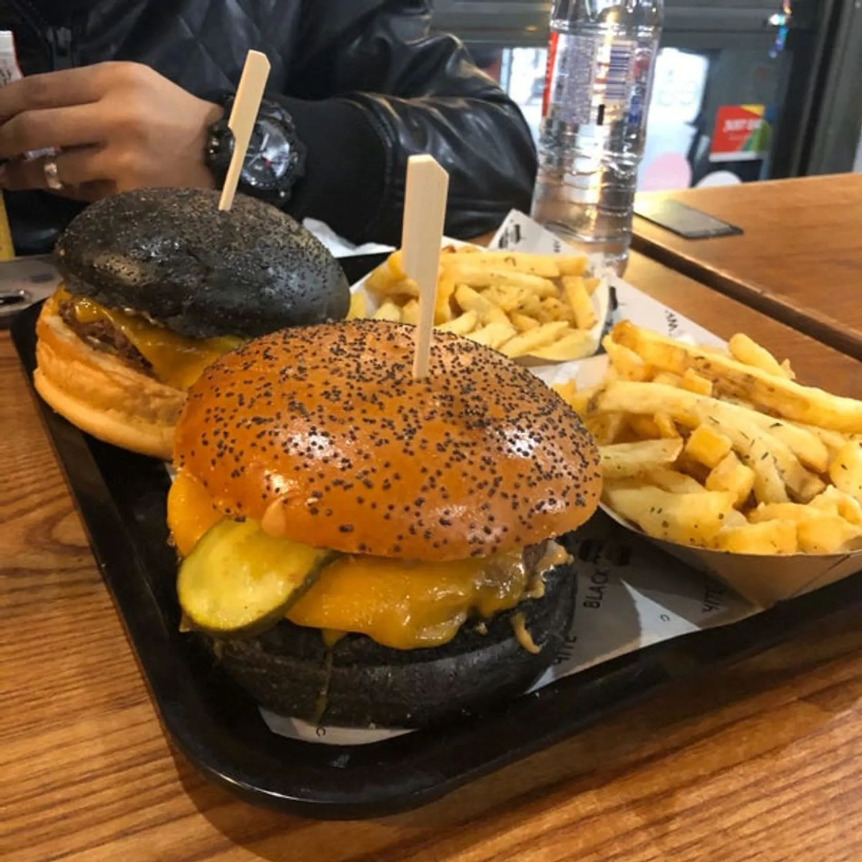 BlackAndWhite Burger