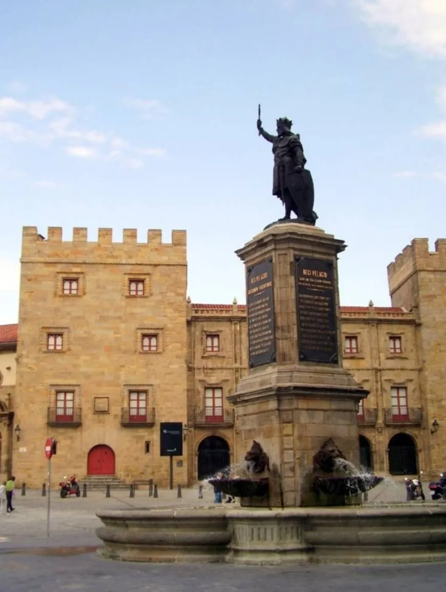 Estatua de Don Pelayo