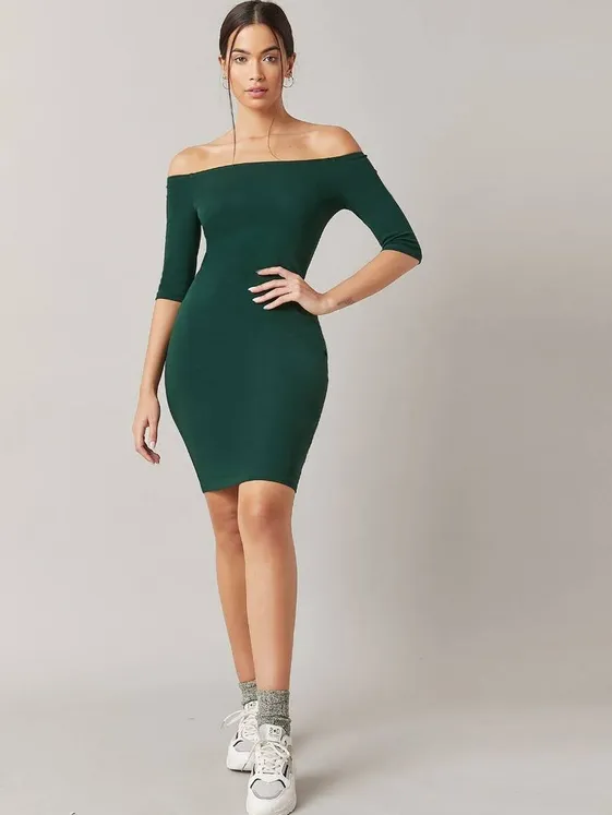 Vestido ajustado de hombros descubiertos