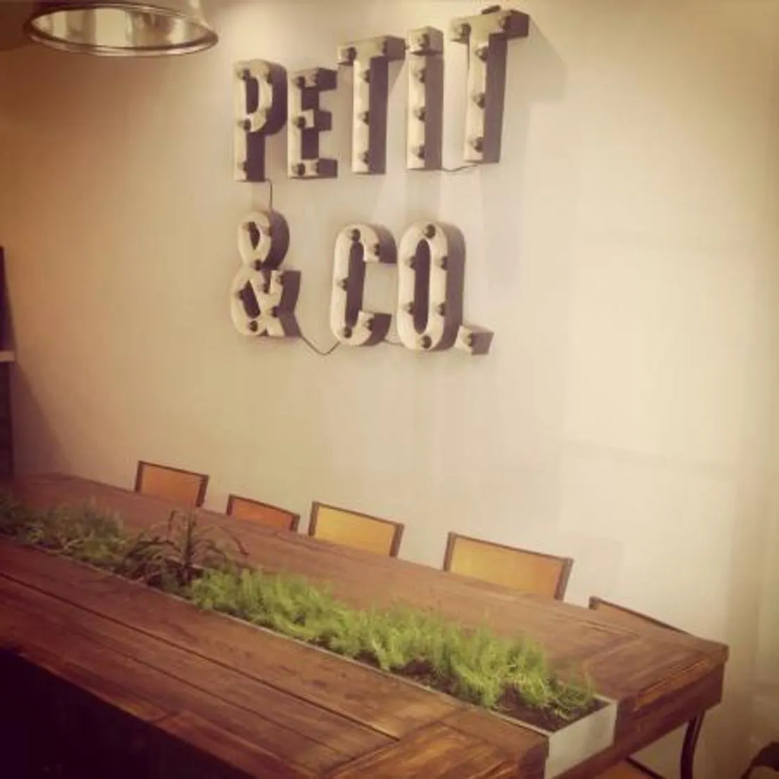 Le Petit Comité