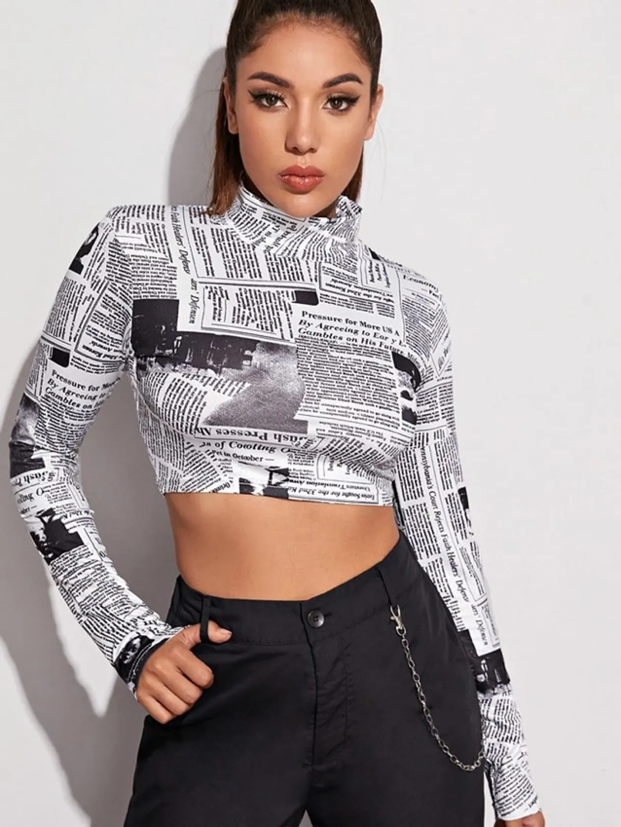 Camiseta corta con estampado de periódico