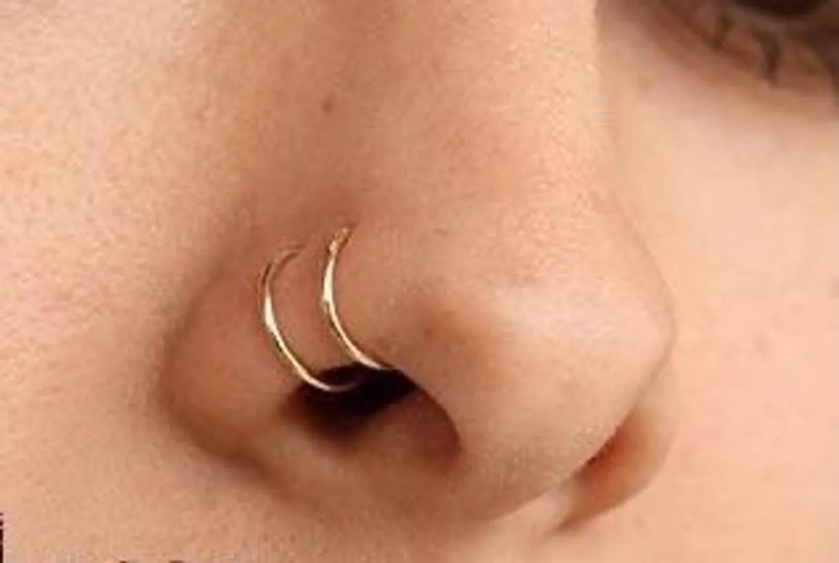 Piercing duplo no nariz