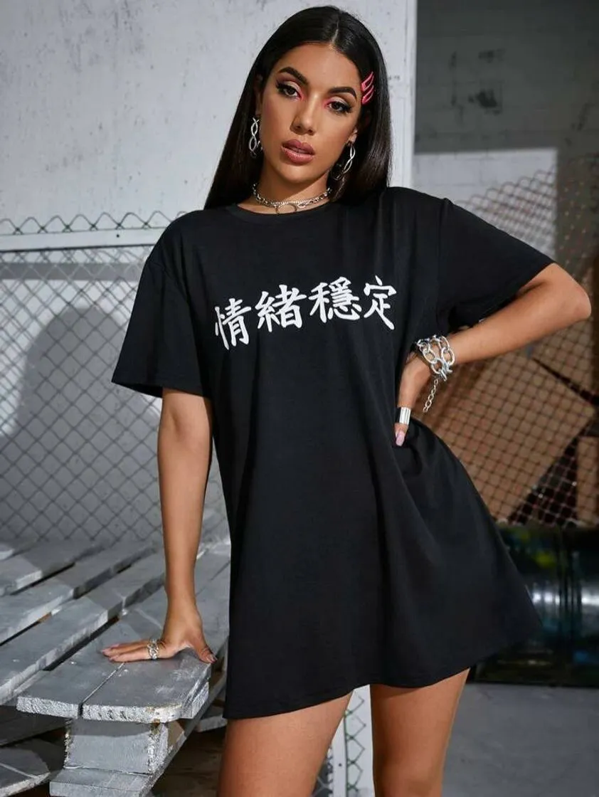 Camiseta negra con letras estampadas