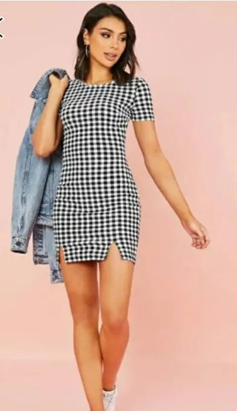 Vestido de cuadros corto con abertura 🖤