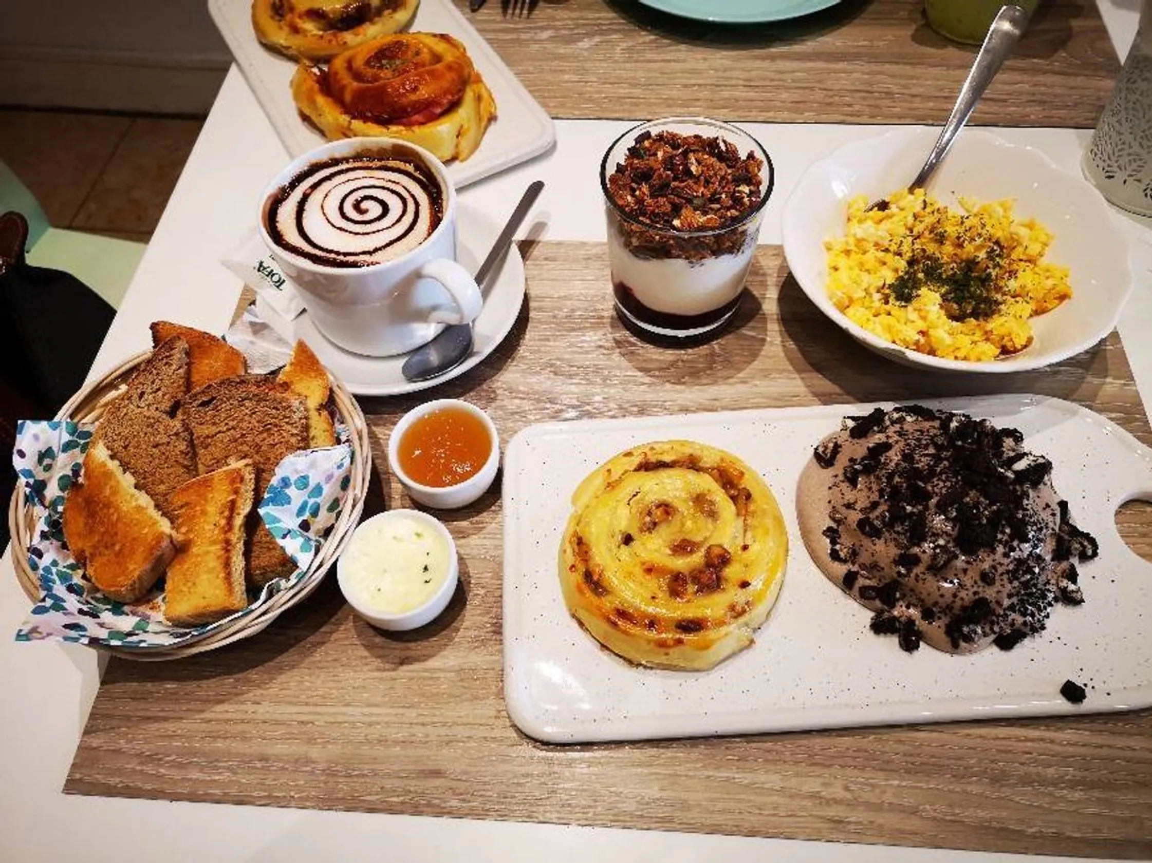 Rolls, Brunch & Café